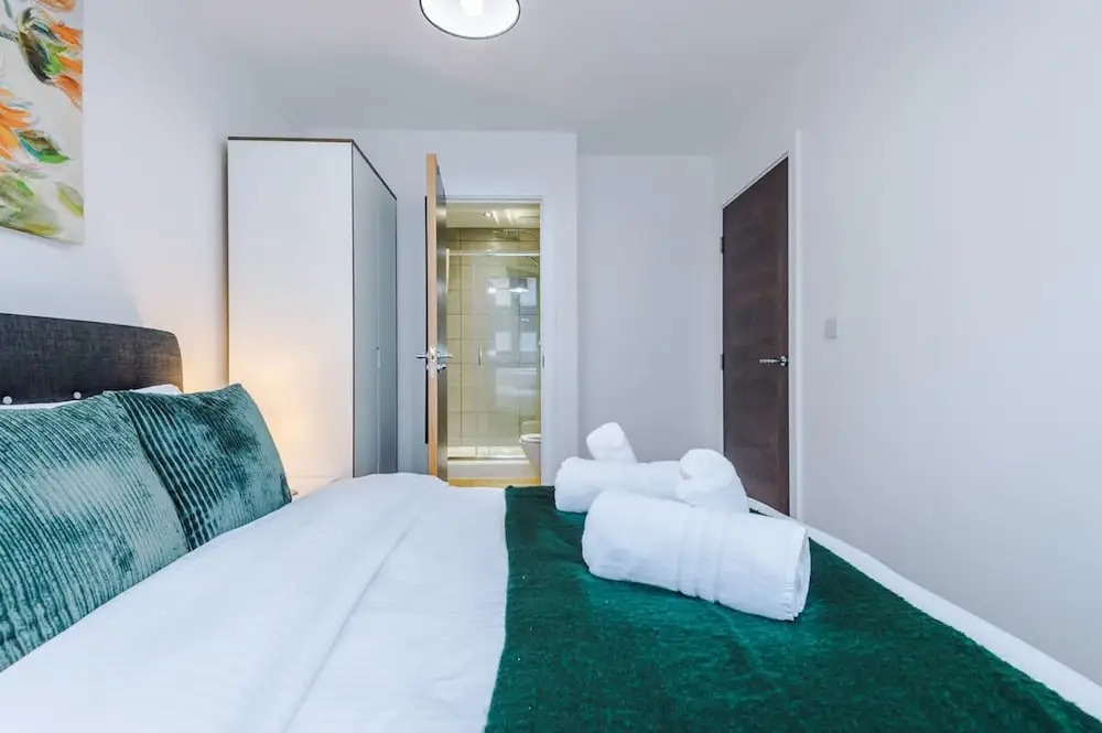 NEW Stylish Apartment Amazing Location Sleeps 4