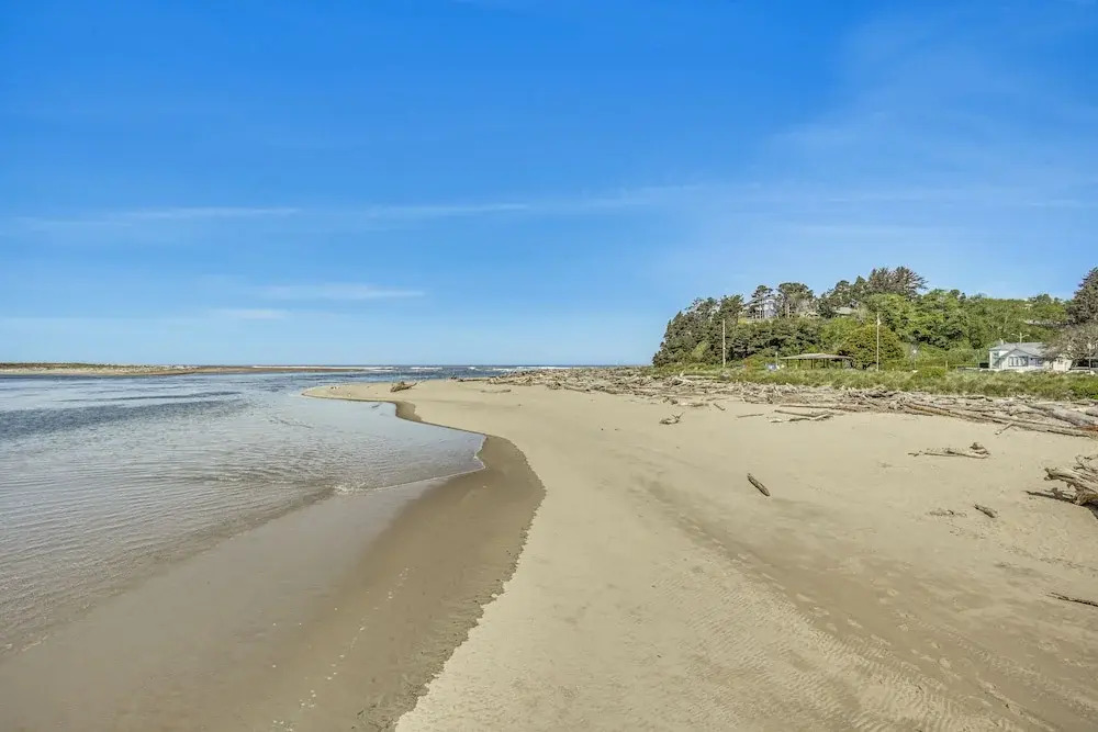 Walk to Beaches: 'siletz Bay Bliss' Townhome