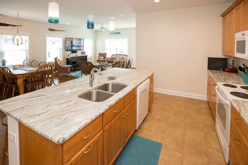 Serenity Now 4 Bedroom Condo by Redawning