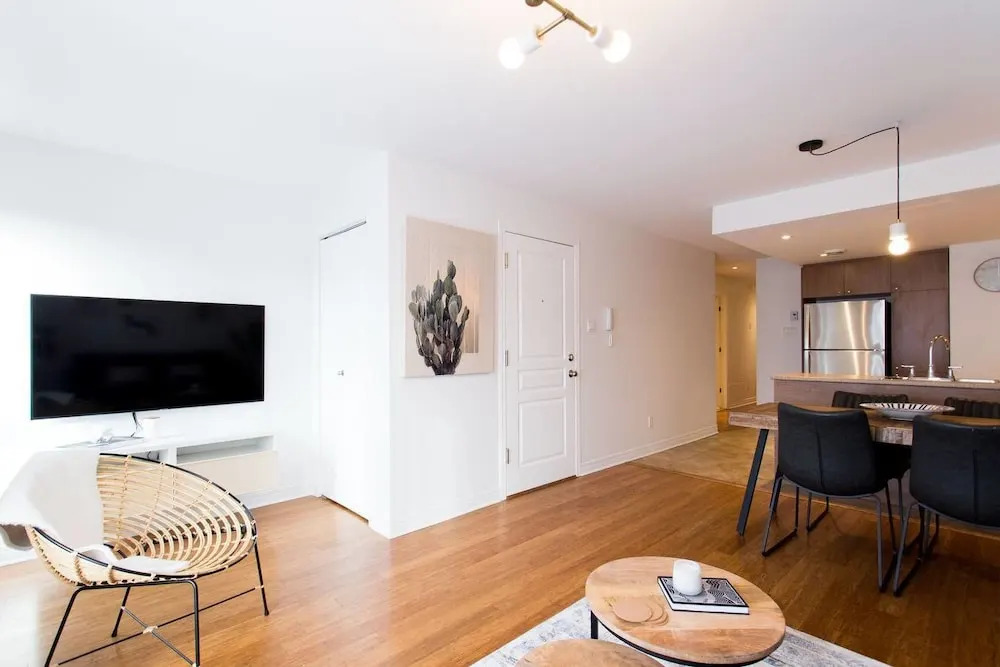 Fresh & Styled 2 Bedroom Apt in Mile End
