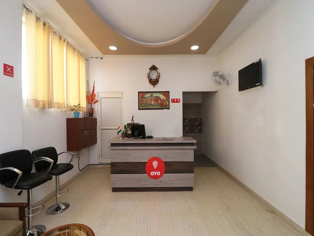 OYO 13406 Hotel Golden Leaf