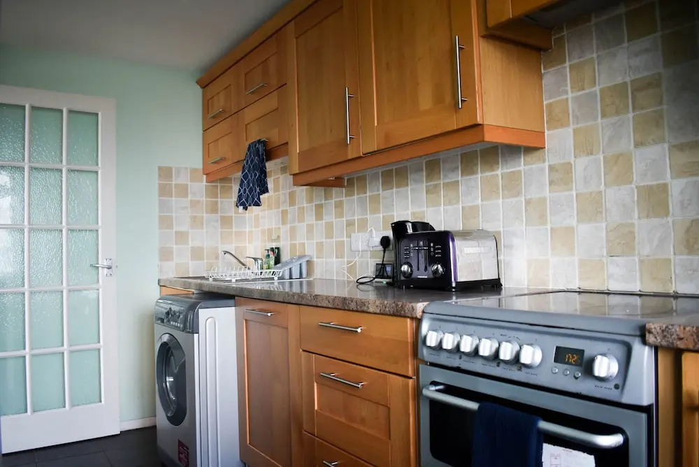 2 Bedroom Flat With Balcony Overlooking the Sea
