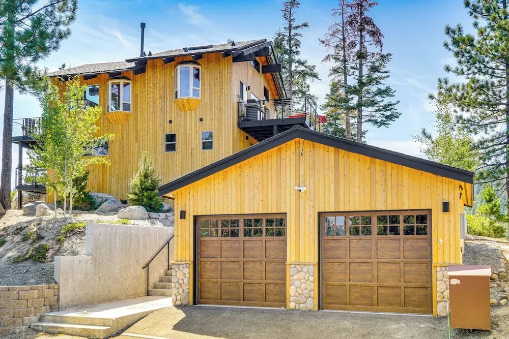 4 Mi to Slopes! Hot Tub Haven w/ Lake Tahoe Views