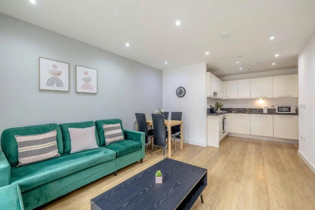 2 Bed at Slough Station & Parking - London in 20 Mins