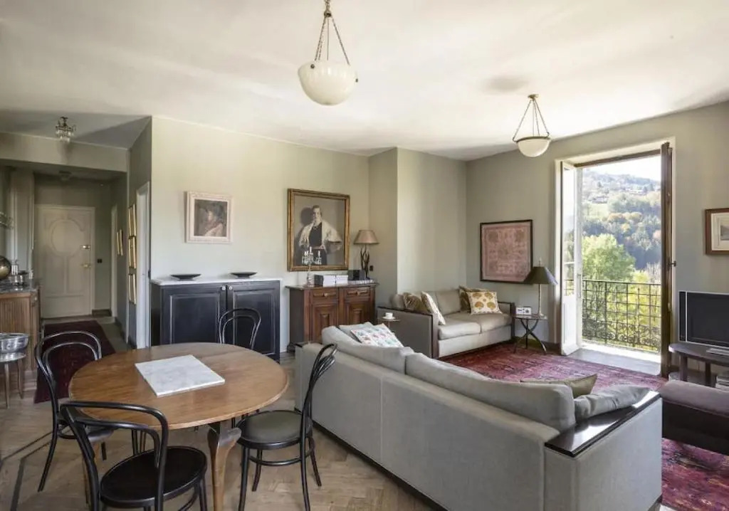 Luxury 2 bed apartment, central location with mountain views