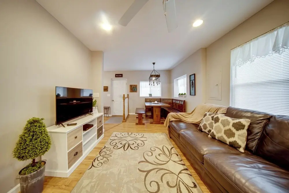 Gotl Strip Cottage. Walk to the Beach