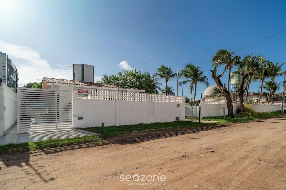 House w. 5-br and Pool 200m From the Beach Fpl0228