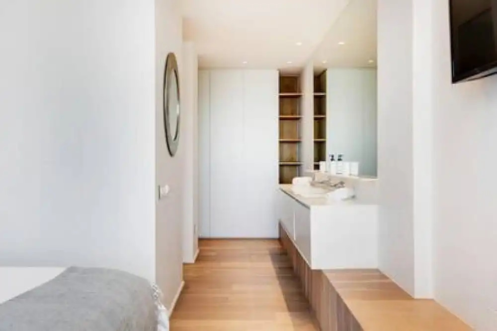Modern Seaside Apartment w Incredible Views Lillamton