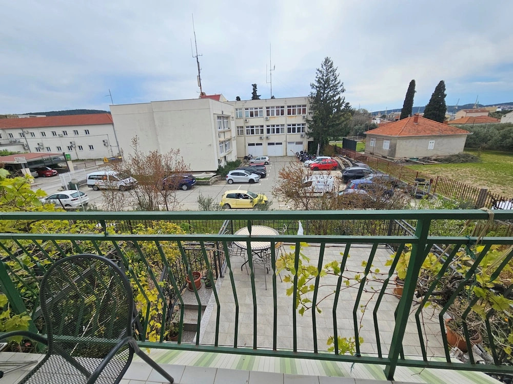 Oleander, Three-bedroom Apt in Trogir