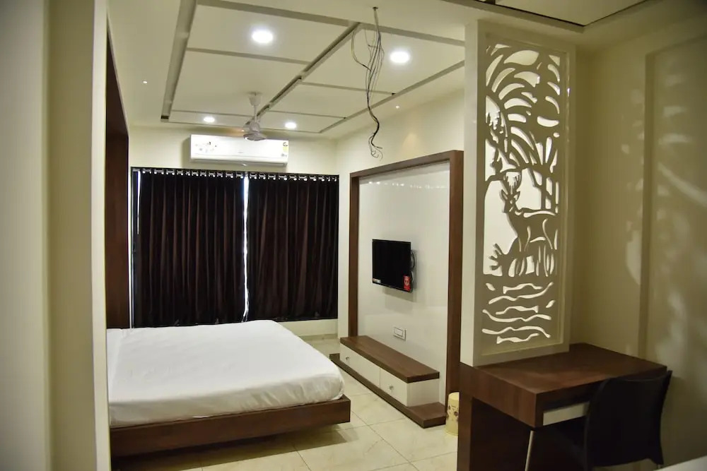 Hotel Savera Inn