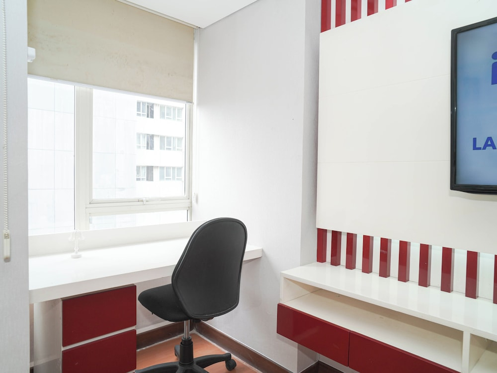 Serene Red Vibe 2Br At Apartment Nifarro Park