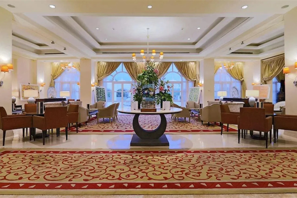 L Amphitrite Palace Beach Resort & Spa