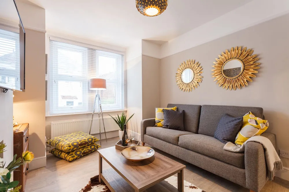 Stylish Town Centre House - 300Mbps, Parking & Sunny Decking