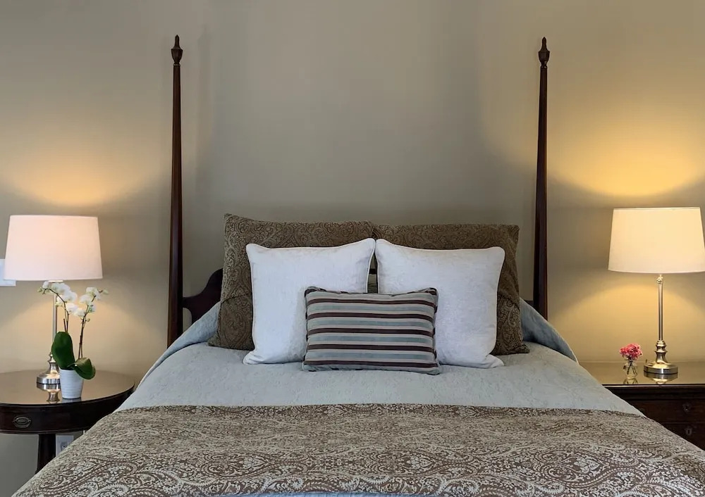 1795 Acorn Inn Bed and Breakfast