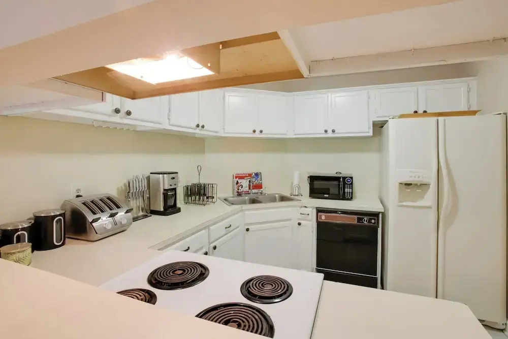 Baton Rouge Townhome w/ Pool Access - 7 Mi to Lsu!