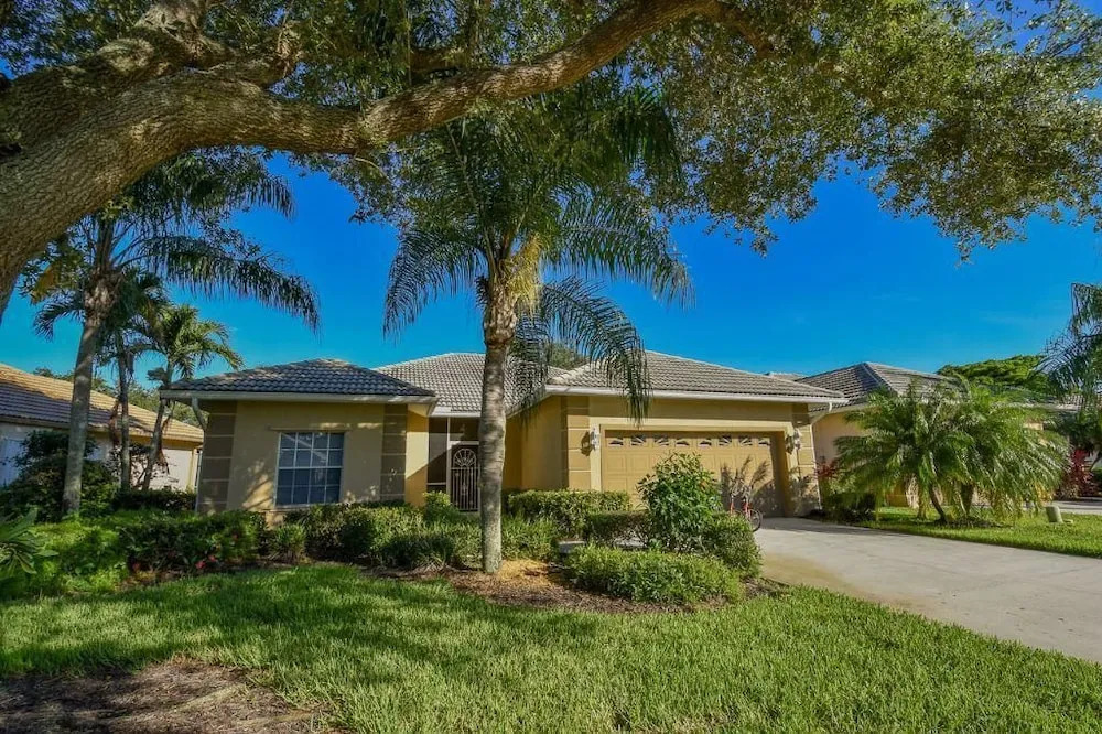 Falcons Glen Blvd Home 7073