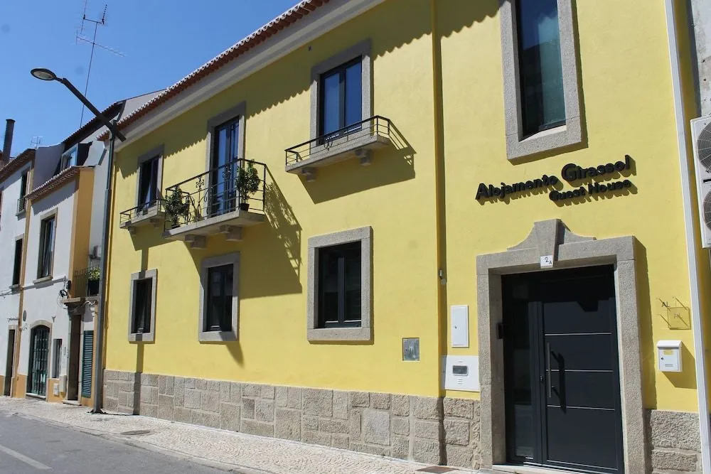ALOJAMENTO GIRASSOL - Guest House - Quarto com casa de banho privativa