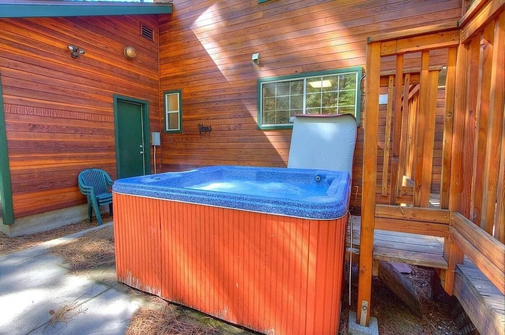 Bear Country 4 Bedroom Home by RedAwning