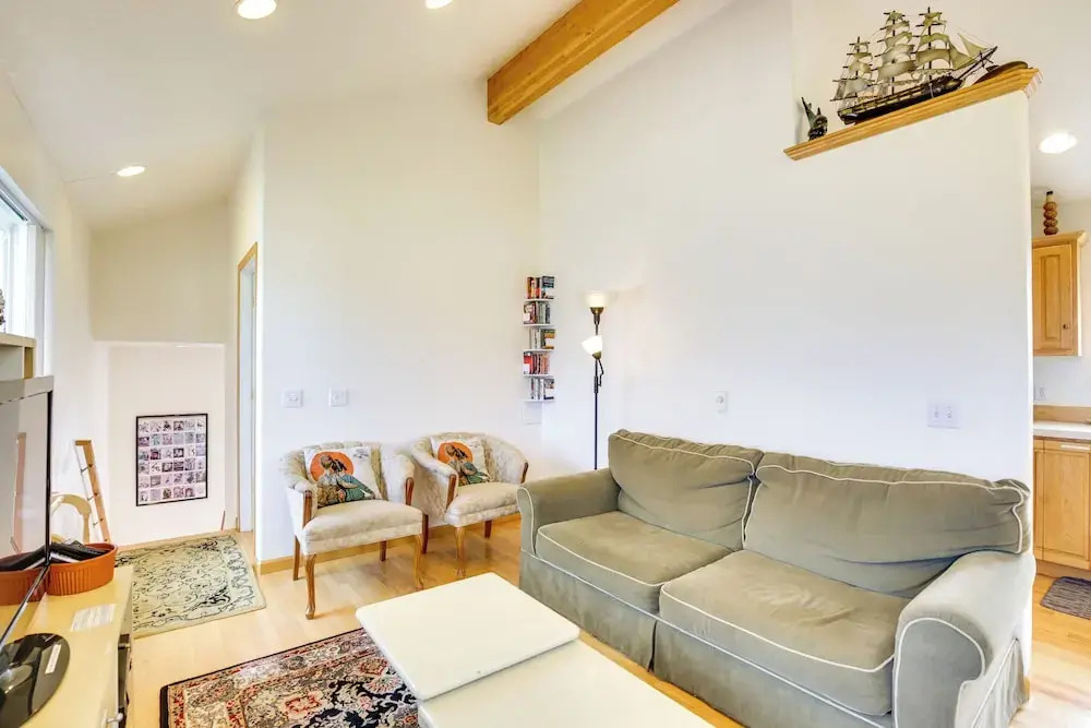 1 Block to Twin Rocks Beach: Pet-friendly Cottage