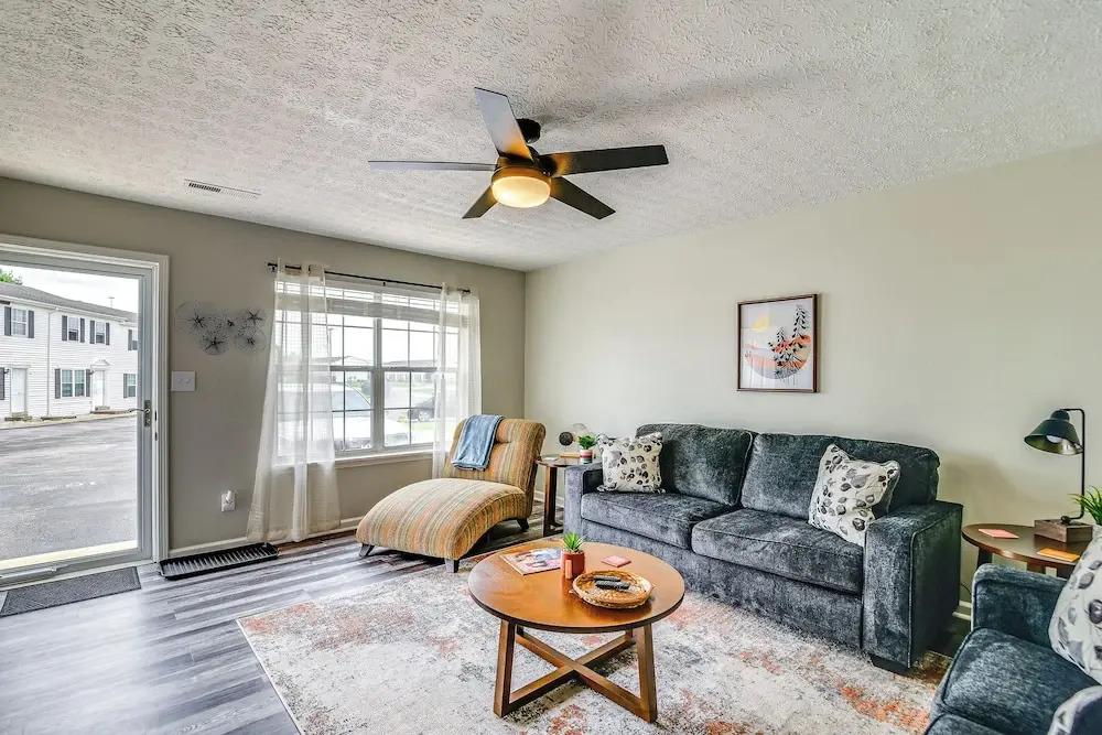 Inviting Bowling Green Escape w/ Smart Tvs!