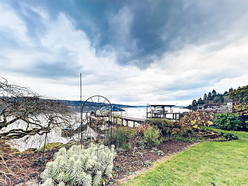 Beautiful 2BR Seattle Lake Apartment by RedAwning