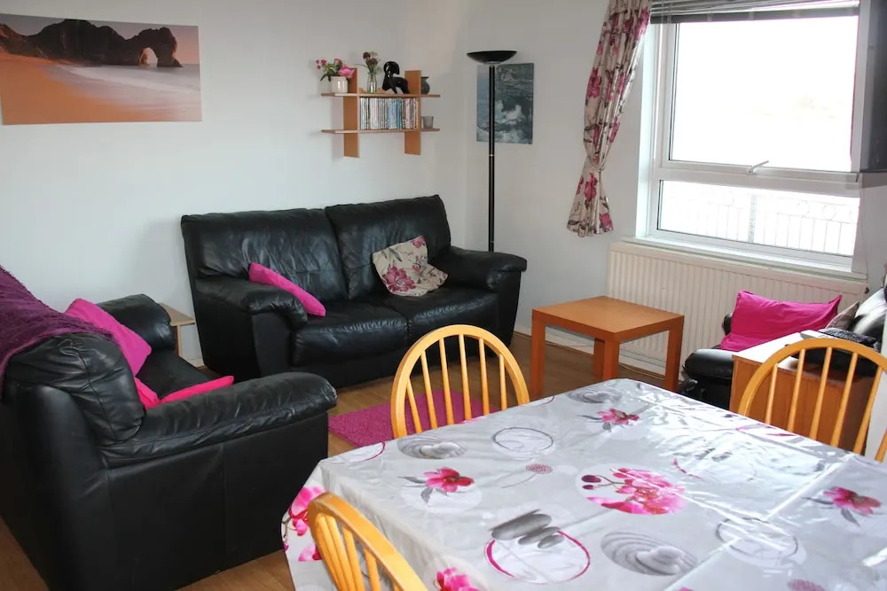 1 Quayside Court - 3 bedroomed ground floor apartment with sea views