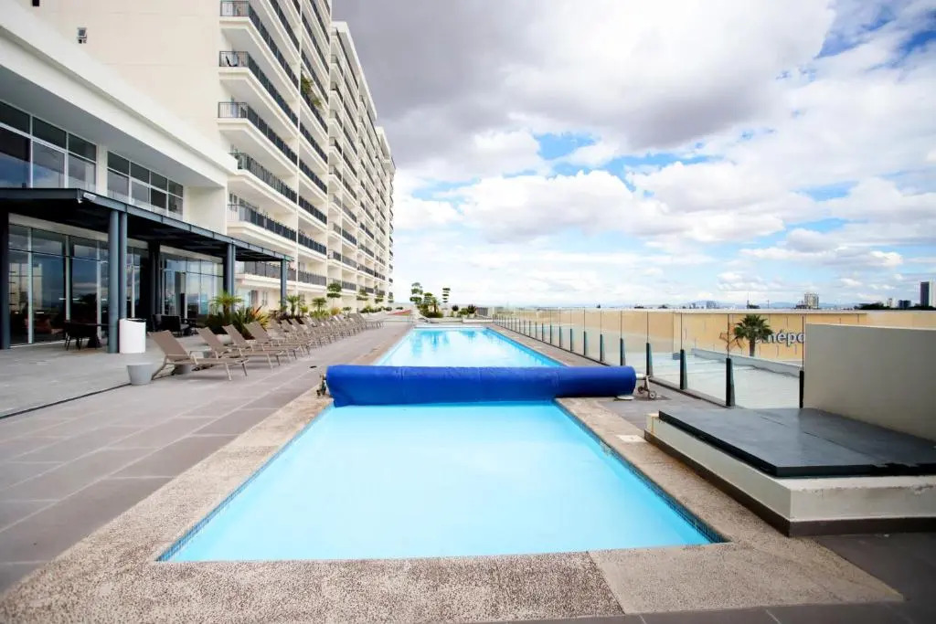 RealLuxe Stylish apartment with pool and gym