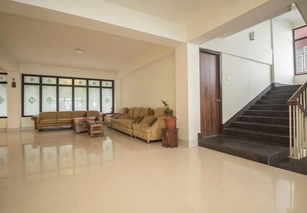 Taktse Continental by OYO Rooms