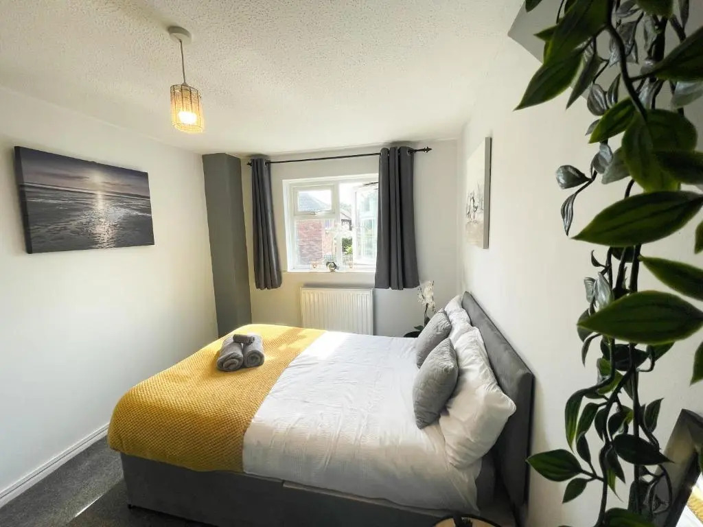 Canterbury Modern 6 Bedroom House with Hot Tub