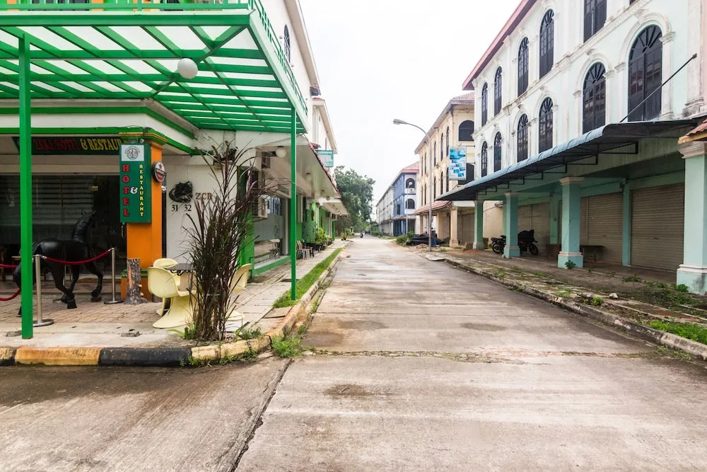 OYO 1771 Zeke Hotel