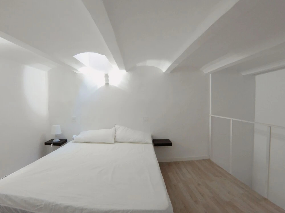 Duplex con cama de 135cm, A/C. WiFi metro Plaza Eiptica
