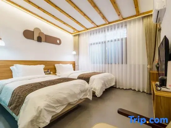 Yuanshe Muyun Ge Homestay (Phoenix Ancient City Nanhua Li Tourist Center Branch)
