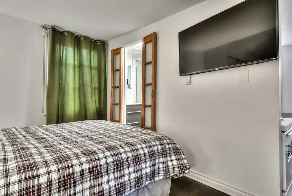 100 METERS to METRO BEAUDRY - FULL APARTMENTS - 1 minute walk to the FAMOUS ST CATHERINE STREET - FAST WIFI - WASHER & DRYER ON SITE - Montcalm units