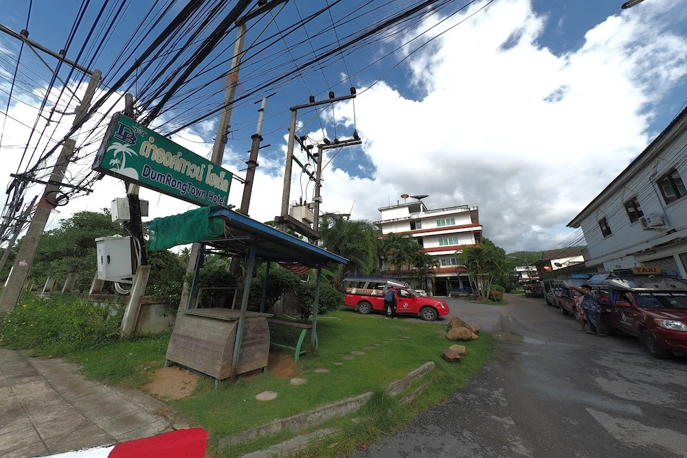 Dumrong Town Hotel