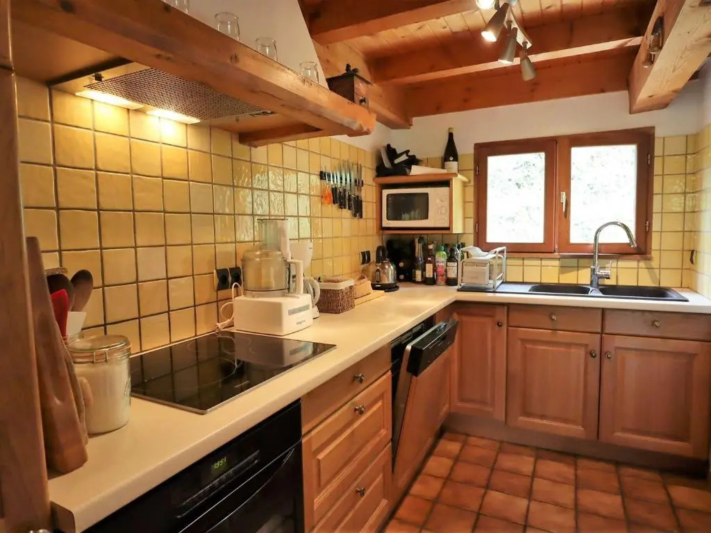 Chalet Familial pour 10 Pers. à Proximité des Pistes et Commerces avec Cheminée et Wifi - FR-1-342-232