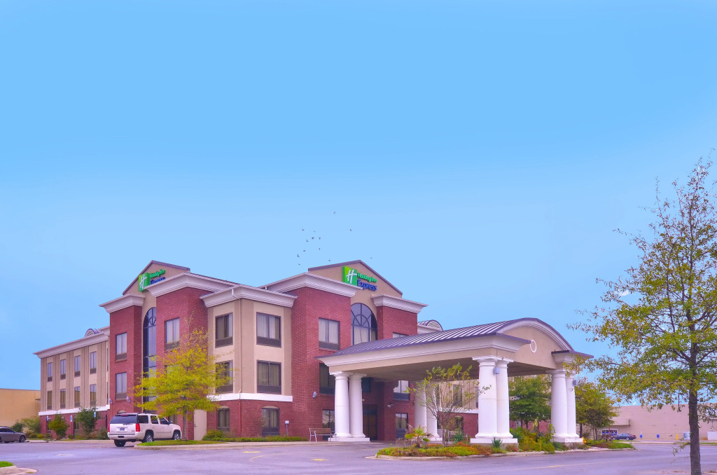 Holiday Inn Express Hotel & Suites Pine Bluff / Pines Mall by IHG