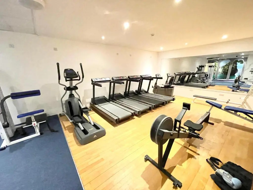 Modern Family Apartment FREE Parking and Gym by Beach