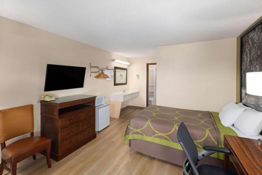 Super 8 by Wyndham Fort Mitchell Cincinnati Area