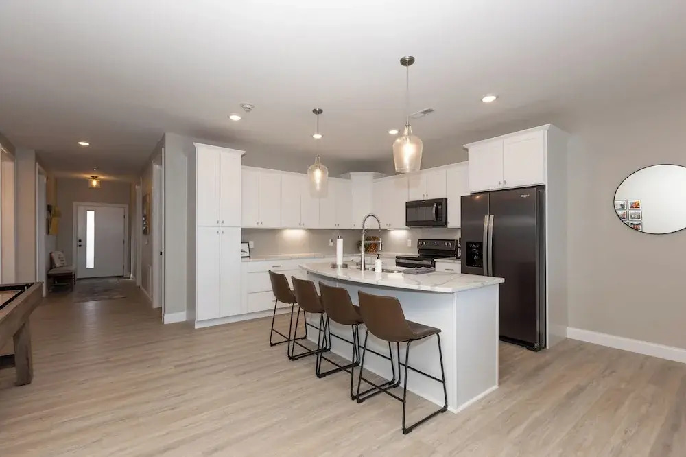 Topsider Condo w/ Stunning Lake Views, Shuffleboard & King Beds
