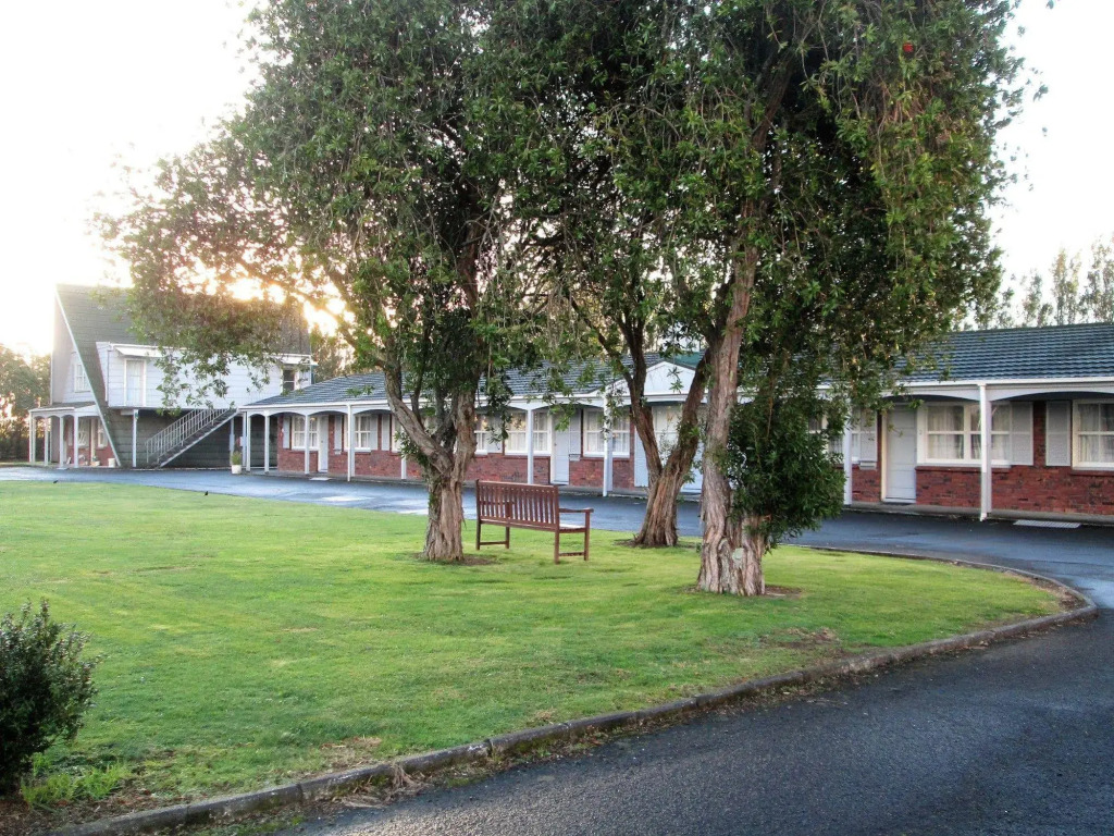 Colonial Motel