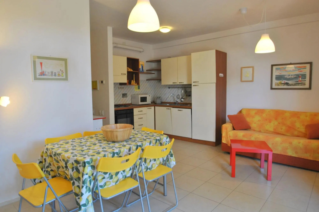 In villa on the sea, apartment on the ground floor with private garden. 6 beds. Reserved parking.-Villa L'Angolino - p.t.