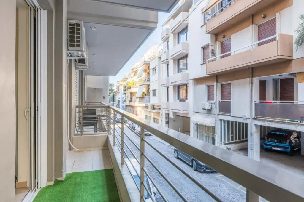 Colourful Artistic apart 100mbps center of Athens
