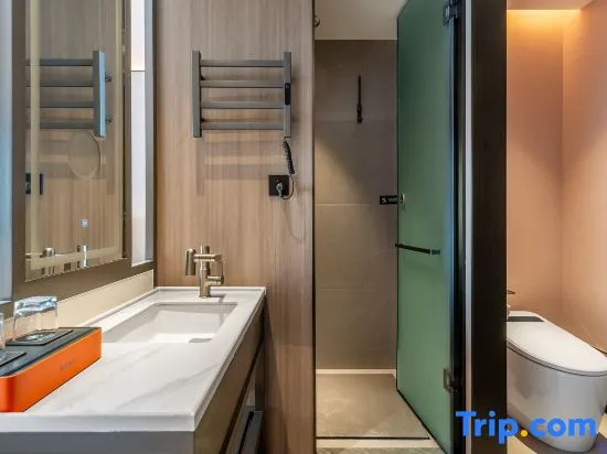 Jiaojiang Paris·Elegant Designer Resort Hotel (Jiazhi Old Street Garden Market Branch)