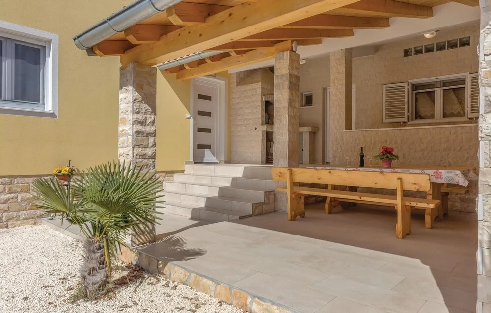 Nice Home In Liznjan With Wifi