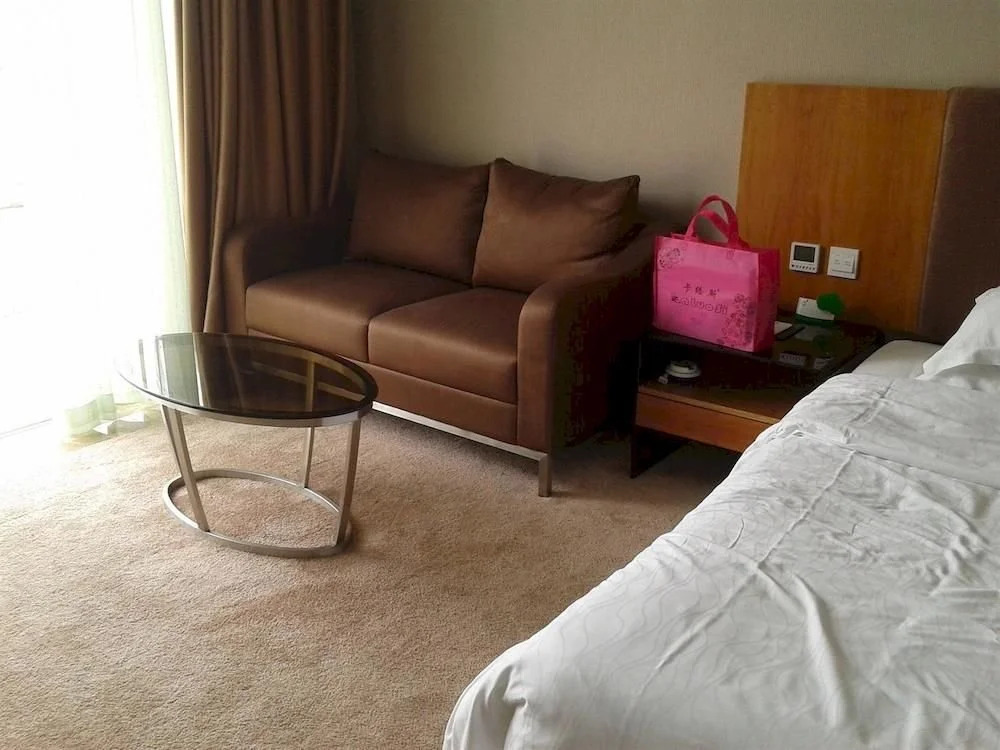 La Waterfront Hotel