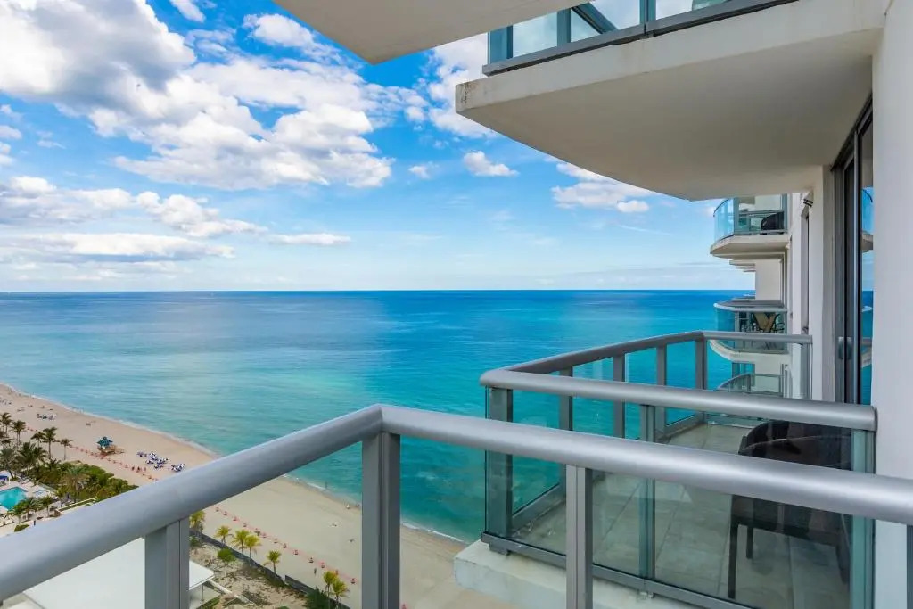 Marenas Resort Sunny Isles 25 Floor Ocean view 1/1