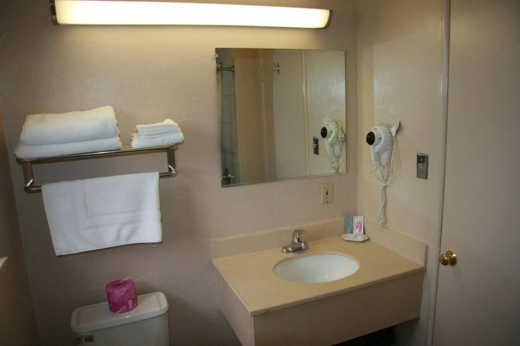 Civic Center Lodge / Lake Merritt BART