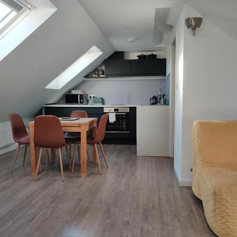 Delightful & Picturesque Modern Detached Apartment, Next to Chester Zoo, Near Park and Ride to City Centre