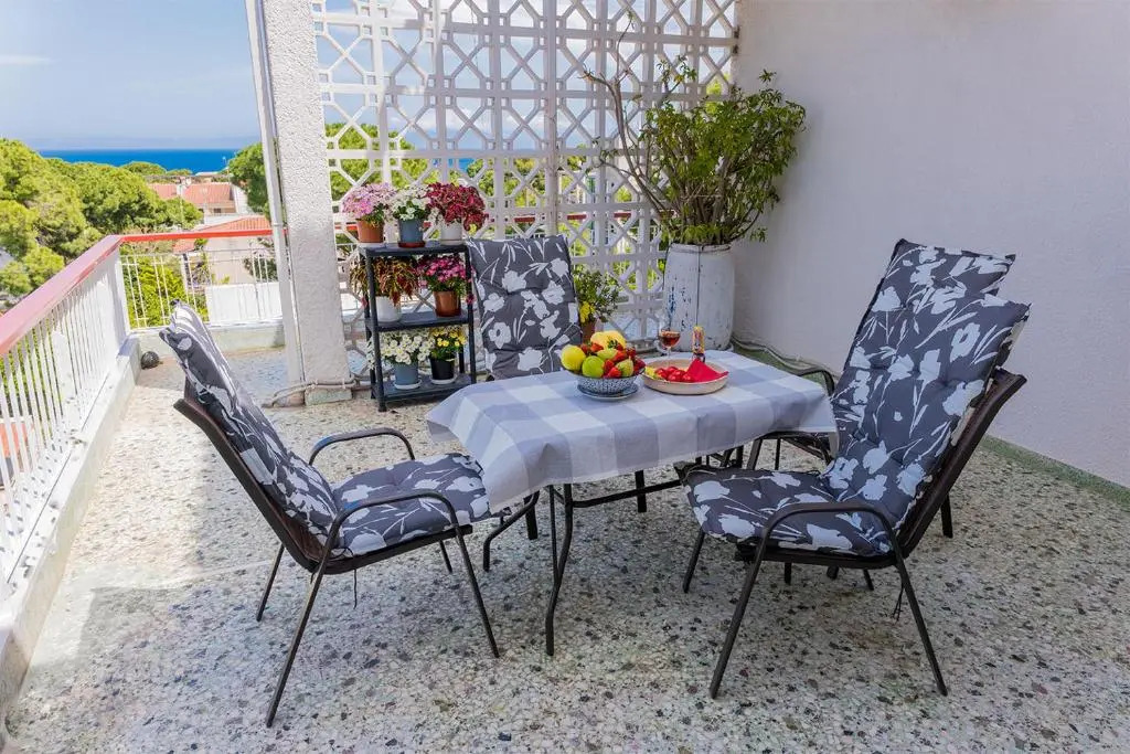 Lovely 1-bdrm condo, balconies 5 min walk to beach