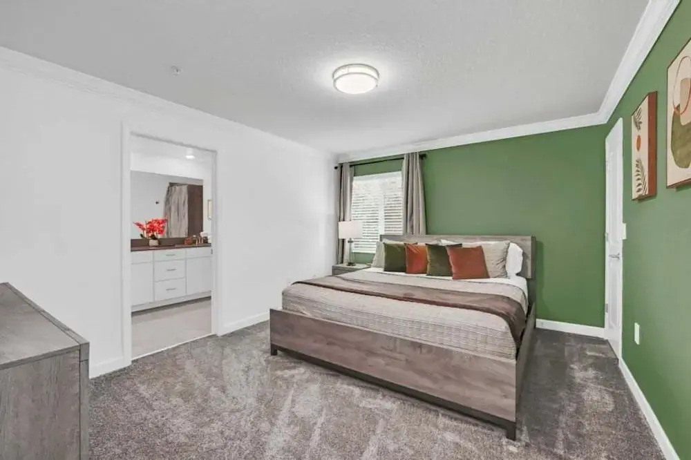 Luxury, Luxury, Luxury Pool Home! 5 Bedroom Townhouse